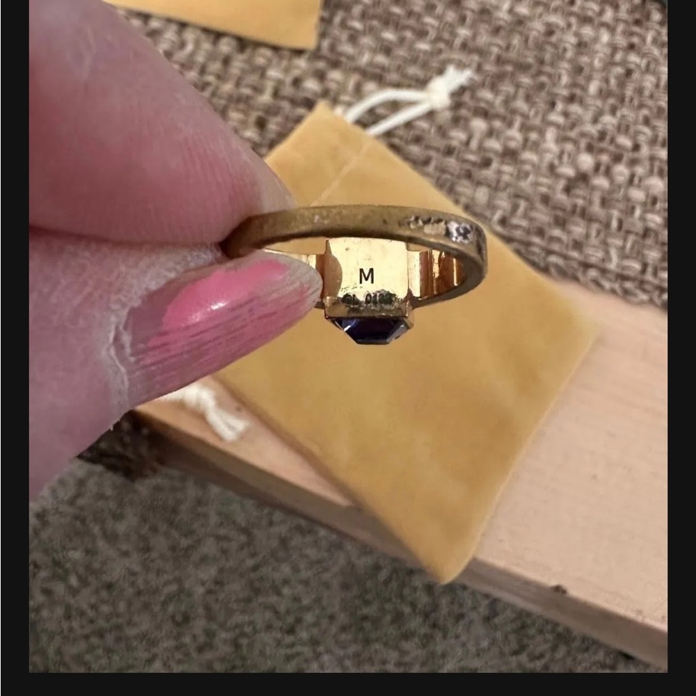 Louis Vuitton Gold authentic Ring with Purple Gemstone